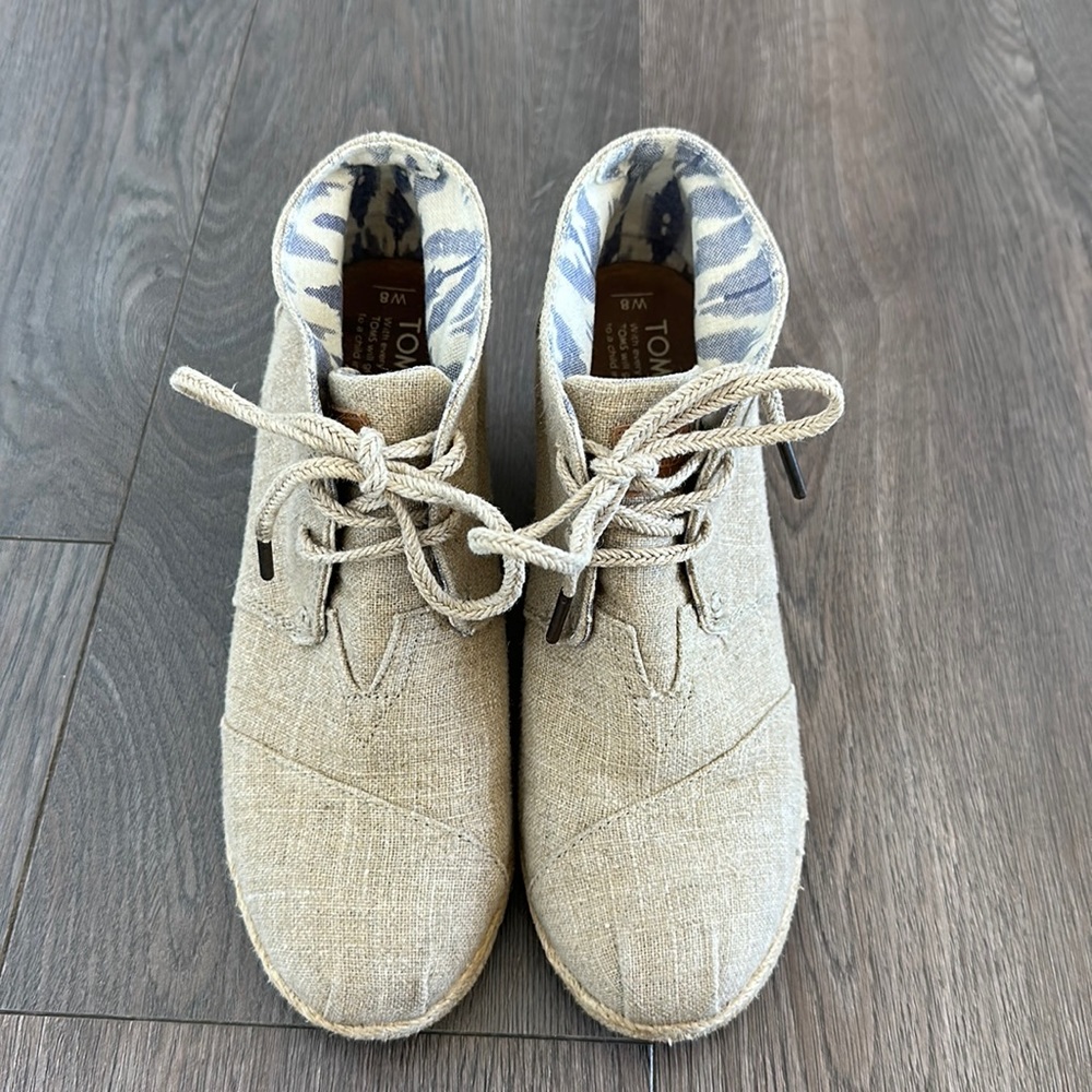 Women’s 8 TOMS canvas light tan wedges